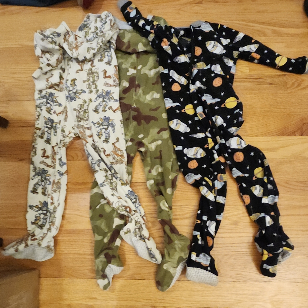 Bundle of 3 foodie pajamas. size 6